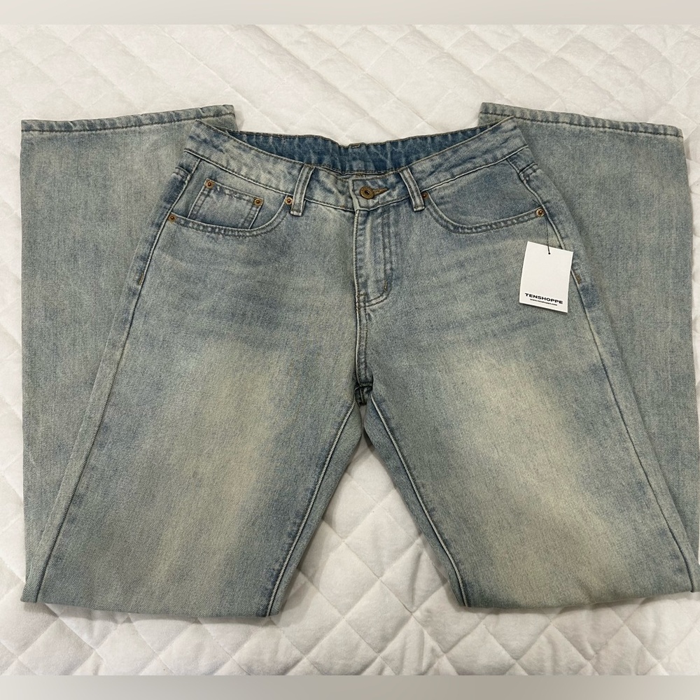 Light wash Straight leg jeans for women 
Size: M 
No flaws BRAND NEW